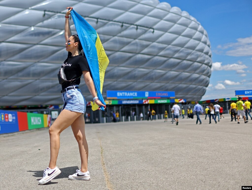 Mbështetje e madhe për kombëtaren e Ukrainës, brenda dhe jashtë stadiumit, në ndeshjen ndaj Rumanisë, të cilën rumunët e fituan bindshëm.