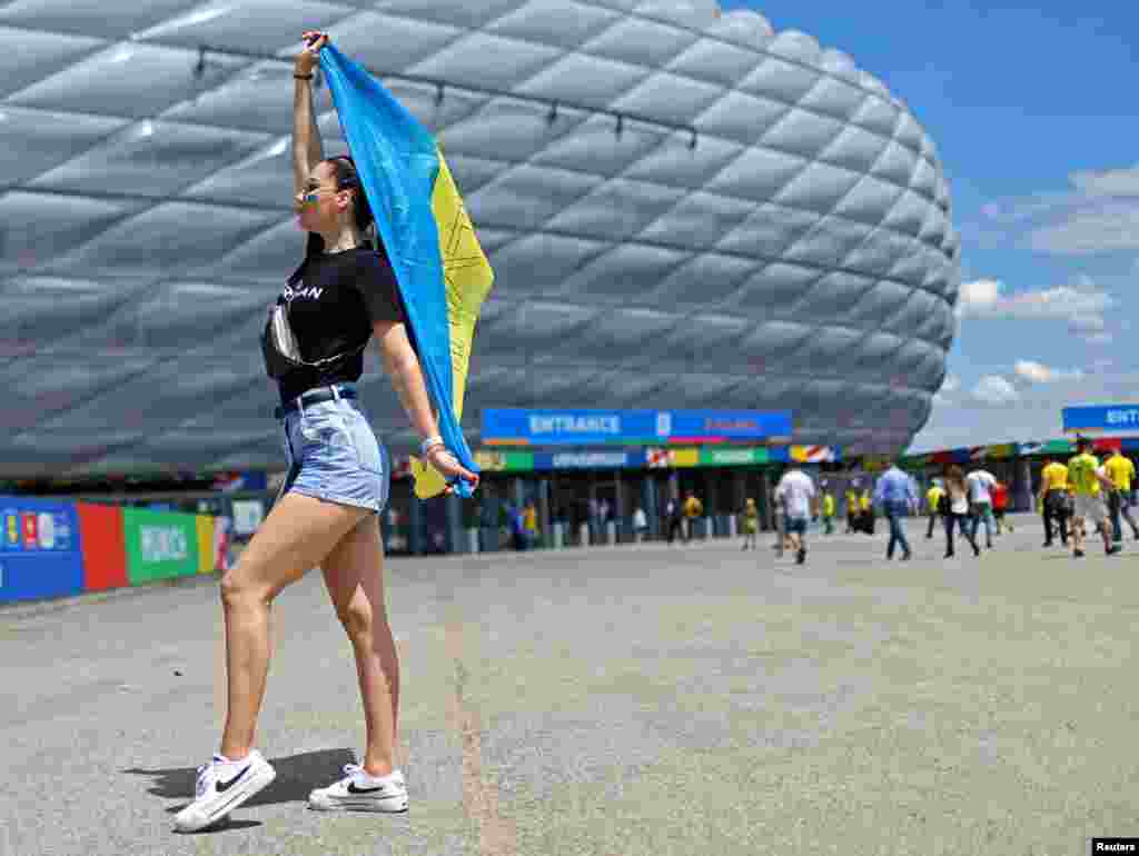 Mbështetje e madhe për kombëtaren e Ukrainës, brenda dhe jashtë stadiumit, në ndeshjen ndaj Rumanisë, të cilën rumunët e fituan bindshëm.