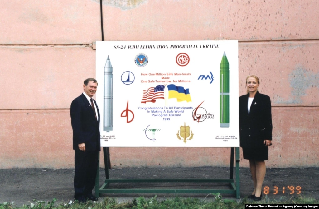 Një prezantim në Pavlohrad, më 1999, për të festuar “një milion orë pune të sigurt” të operacionit për shkatërrimin apo heqjen e armëve bërthamore të Ukrainës.