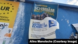 Afișe electorale rupte, pe un panou de la Metroul Timpuri Noi.