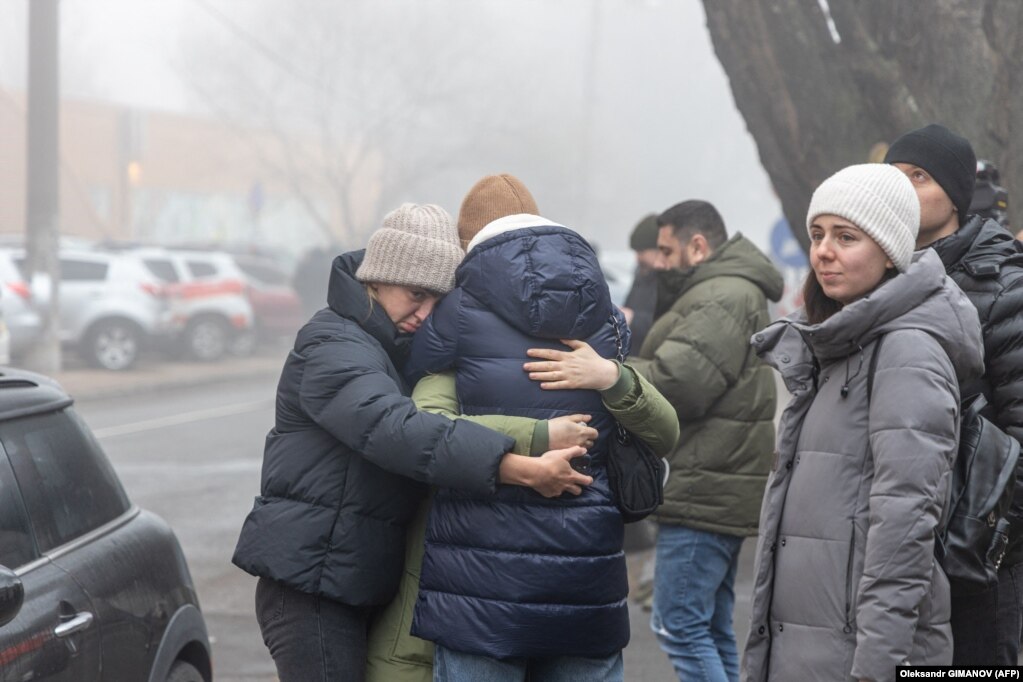 Gli abitanti di Odessa si confortano a vicenda.  Con i soccorritori ancora al lavoro in diverse località del paese, si prevede che il bilancio delle vittime aumenterà.