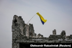 Український прапор на зруйнованій будівлі у Нескучному після звільнення бійцями ЗСУ, 13 червня 2023 року