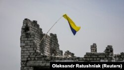 Ukrán zászló a frissen felszabadított Neszkucsne faluban 2023. június 13-án
