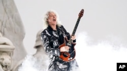  Брайън Мей свири на концерта в третия от четирите дни на тържествата по случай Платинения празник от ръководството на кралица Елизабет Втора пред Бъкингамския замък, Лондон, 4 юни 2022 година 