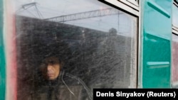 Radnici migranti iz srednje Azije u Rusiji navodno su se našli pod ograničenjima i pregledima nakon terorističkog napada. (Foto: Radnik migrant u vozu koji ide za Tadžikistan u Moskvi, 7. oktobra 2011.)