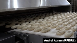 Imagine de la o fabrică de pâine din România.