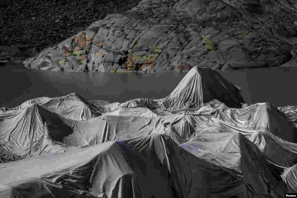 Prekrivanje ledene pećine&nbsp;glečera Rhone u Obergomsu u cilju usporavanja njegovog topljenja usred&nbsp;klimatskih promjena, Švicarska, 26. septembra.