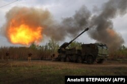 Артиллеристы 43-й отдельной механизированной бригады ВСУ ведут огонь по российским позициям из 155-мм самоходной гаубицы 2С22 «Богдана» в Харьковской области, 21 апреля 2024 года