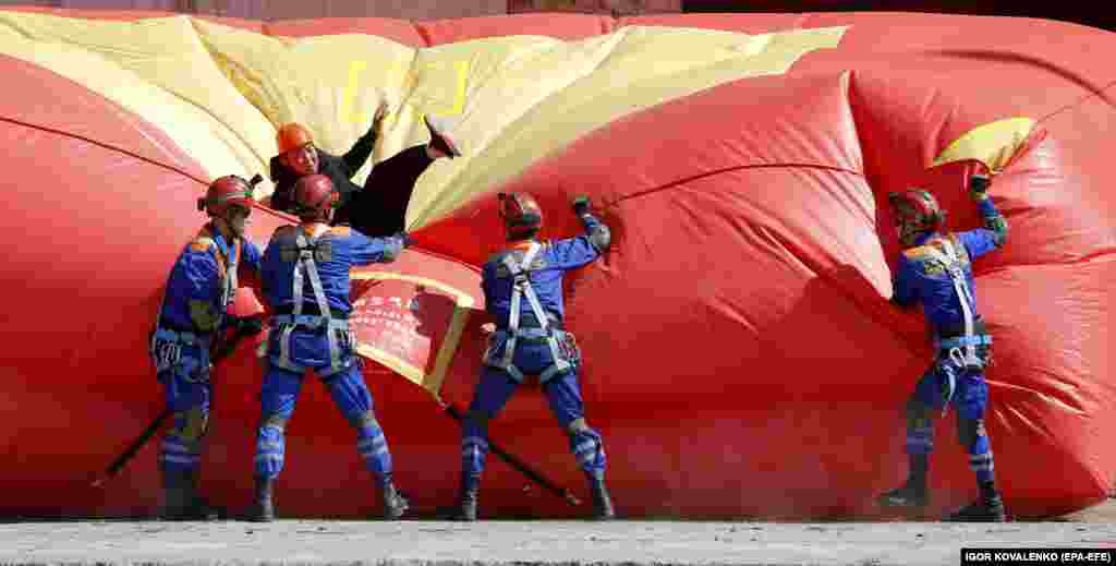 Rescuers from Kyrgyzstan&#39;s Emergency Situations Ministry operate a fire rescue air cushion as they take part in anti-terrorism exercises near Bishkek.