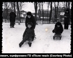 Віра з друзями, Львів, 1950-і роки. Джерело: Приватний архів Віри Білевич, оцифровано ГО «Після тиші»