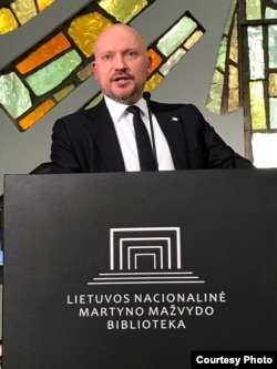 На вечере в Литовской Национальной библиотеке выступает заместитель министра иностранных дел Литвы Йонас Сурвила. 19 сентября 2023 года