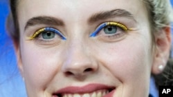  Сенките на Магучих са постоянно в цветовете на украинското знаме по време на интернационалните надпревари. 