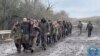 Ova fotografija je preuzeta sa snimka Koordinacionog štaba za postupanje sa ratnim zarobljenicima 16. aprila 2023. i prikazuje oslobođene ukrajinske zarobljenike tokom njihove razmjene na nepoznatoj lokaciji u Ukrajini. 