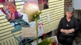 فاطمه مجتبایی، مادر غزاله چلابی، بر سر مزار فرزندش