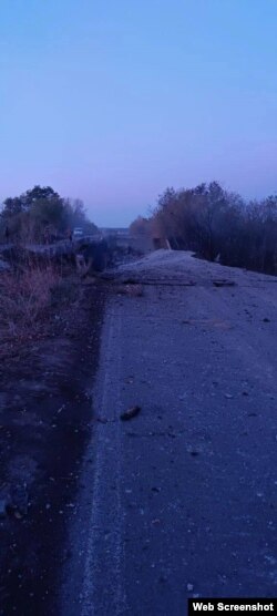 Вид зі зруйнованого мосту у жовтні. Ділянка, про яку зараз ідеться, розташована через пів кілометра попереду