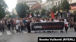 Kragujevčani su protestpočeli okupljanjem na Đačkom trgu i nakon toga prošetali centralnim gradskim ulicama