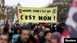 Плакат от протестите срещу пенсионната реформа във Франция гласи: "Макрон, когато е не, е не!"