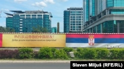 Baneri postavljeni u Beogradu uoči dolaska kineskog predsednika Si Đinpinga, sa natpisom "Dobro došli poštovani kineski prijatelji!", 6. maj 2024.