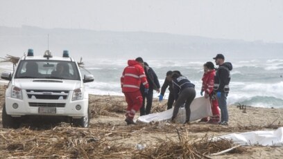 Поне 43 мигранти са загинали след като дървената им лодка