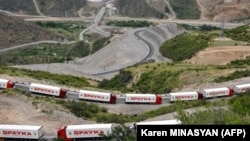 A Hegyi-Karabahnak szánt humanitárius segélyt szállító örmény teherautók a Laçın-folyosó bejáratánál felállított azerbajdzsáni ellenőrző ponttól nem messze július 30-án