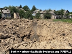 Вирва від влучання керованої авіабомби у приватному секторі селища Новоекономічне