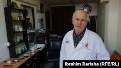 Berberi Remzi Mehmeti, 72-vjeçar, vazhdon të punojë në një lokal në Lagjen Dardania në Prishtinë.