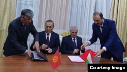 Представители Кыргызстана и Таджикистана на церемонии подписания протокола, 23 декабря 2023 г.