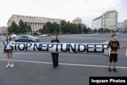 Protestatarii strânși în fața Guvernului au cerut stoparea proiectului de exploatare offshore a gazelor naturale din Marea Neagră, Neptun Deep.