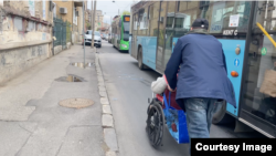 Romică o ajută pe Reghina să ajungă acasă, după ce au fost la Piața Matache.