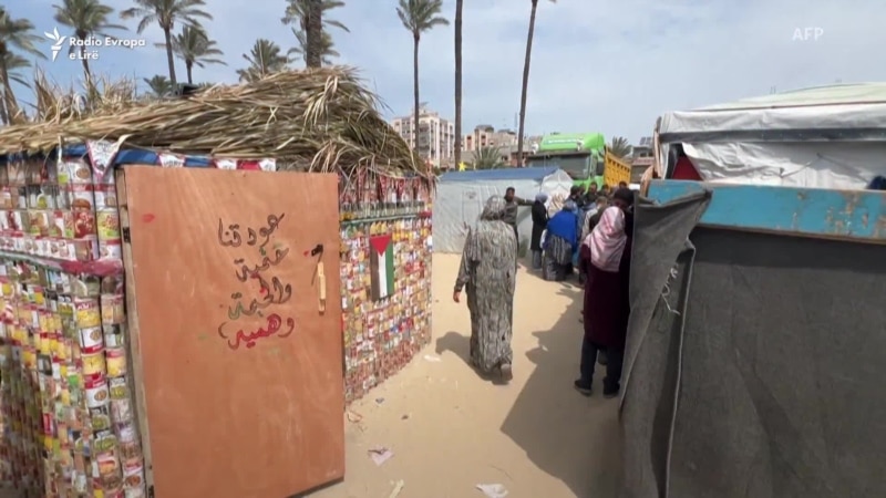 Në Gazë ndërtojnë tendë nga konservat