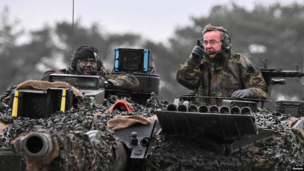 بوریس پیستوریوس، وزیر دفاع آلمان، در حال بازدید از تانک&zwnj;های &laquo;لئوپارد ۲&raquo; که قرار است به اوکراین تحویل داده شوند