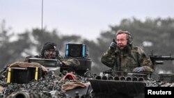 Ministrul german al apărării, Boris Pistorius, inspectând tancurile Leopard II care urmează să fie furnizate Ucrainei, Augustdorf, Germania, 1 februarie 2023