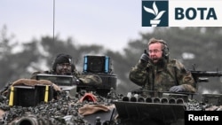 Ministri gjerman i Mbrojtjes, Boris Pistorius, inspekton tanket Leopard II, që më pas iu dërguan Ukrainës. 