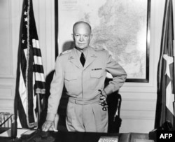 Генерал Дуайт Дейвид Айк Айзенхауер (1890-1969), върховен главнокомандващ на Обединените сухопътни сили на НАТО, позира през 1951 г. в щаба на НАТО в Париж. От 1953 до 1961 г. той е 34-тият президент на САЩ.