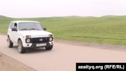 Машина, на которой охранник попытался остановить журналистов Азаттыка, зарегистрирована на компанию «Дүние Агро», которая принадлежит Назарбаевым. Алматинская область, 22 мая 2023 года