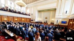 Новоизбраното 49-о Народно събрание провежда първото си заседание. На снимката: депутатите в новото 49-о Народно събрание полагат клетва.