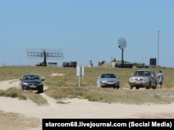 Російські РЛС «Небо-М» та «Каста-2-2» (праворуч). Тарханкут, Крим, 2016 рік