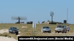 Російські РЛС «Небо-М» та «Каста-2-2» (праворуч). Тарханкут, Крим, 2016 рік