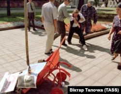 Затрыманьне Алеся Пушкіна ля будынка Адміністрацыі пасьля пэрфоманса, 21 ліпеня 1999 году