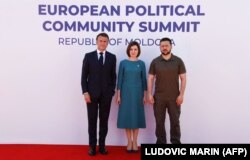 Президенти України, Молдови і Франції – Володимир Зеленський (праворуч), Майя Санду (посередині) і Емманюель Макрон – фотографуються під час саміту Європейської політичної спільноти (ЄПС). Булбоака, Молдова, 1 червня 2023 рок