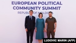 Президенты Украины, Молдовы и Франции – Владимир Зеленский (справа), Майя Санду (в середине) и Эммануэль Макрон – фотографируются во время саммита Европейского политического сообщества (ЕПС). Булбоака, Молдова, 1 июня 2023 года