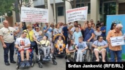 Protestu Sindikata prisustvovale i osobe sa invaliditetom koje se liječe u Institutu.