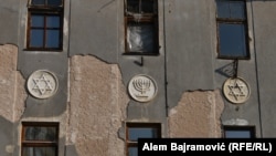 Detalj na oštećenoj zgradi Sinagoge u Sarajevu. 