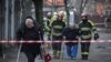 Спасувачките работници помагаат да се евакуираат луѓе од станбена зграда оштетена за време на руски ракетен напад врз Киев на 21 март.