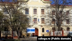 Elevii și profesorii care au ajuns la spital sunt de la Colegiul Național „Constantin Diaconovici Loga”.
