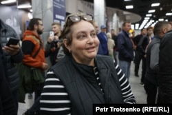 Жанна, жительница Алматы, в ожидании своих родственников, прибывших на борту самолёта Тель-Авив — Алматы. 10 октября 2023 года