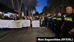აქონდროპლაზიის მქონე ბავშვების მშობლების აქციის მონაწილეთა მსვლელობა რუსთაველის გამზირზე 