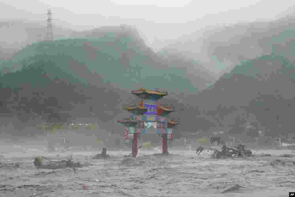 Obilne kiše sručile su se na Peking i okolinu u subotu, a količina padavina je u samo 40 sati dosegla količinu zabilježenu za cijeli juli. na fotografiji: pogled izbliza na tradicionalnu kapiju čije je područje prekrila poplava, 1. avgust.