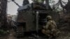 Українські військові ведуть вогонь по російських позиціях на Донеччині, 21 травня 2024 року