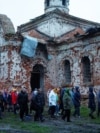 Під час святкування Великодня біля сильно пошкодженого, внаслідок масштабного вторгнення Росії, храму в селі Лукашівка Чернігівської області, 16 квітня 2023 року